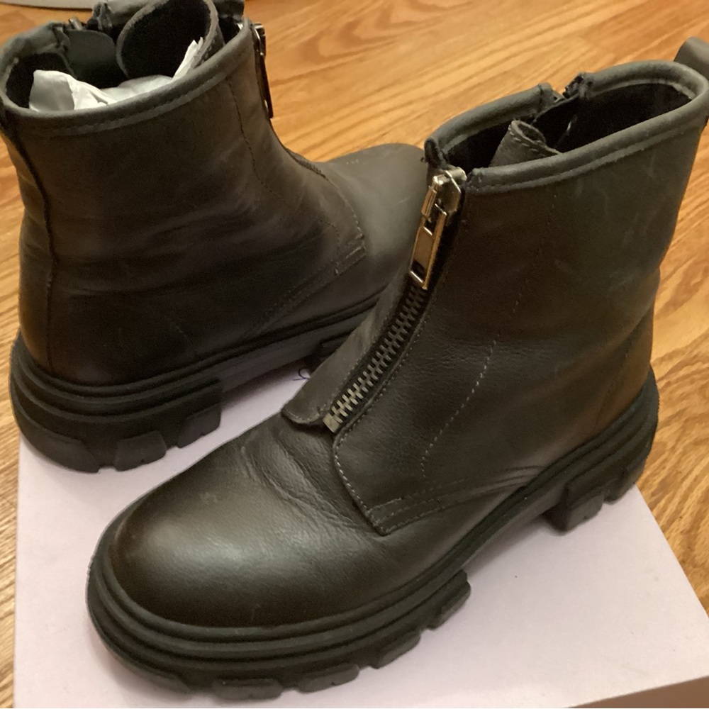 Eric Michael Nikita Gray ZipFront Ankle Boots Size 38 LN